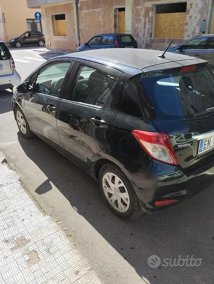 Usata Toyota Yaris 69 CV (50 kW) 2012 Nero Utilitaria