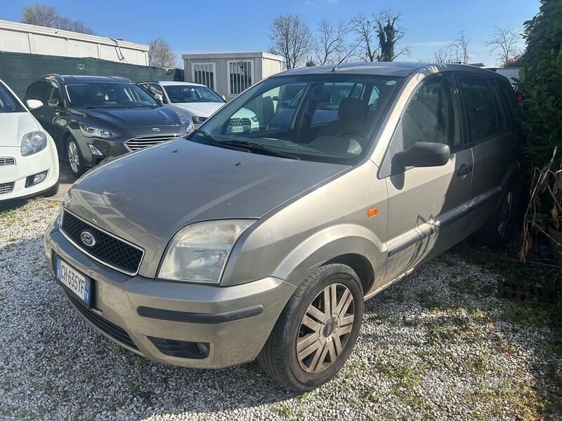 Usata 2004 Ford Fusion Tre volumi | 2300 € (Buon prezzo) - Immagine 1/4