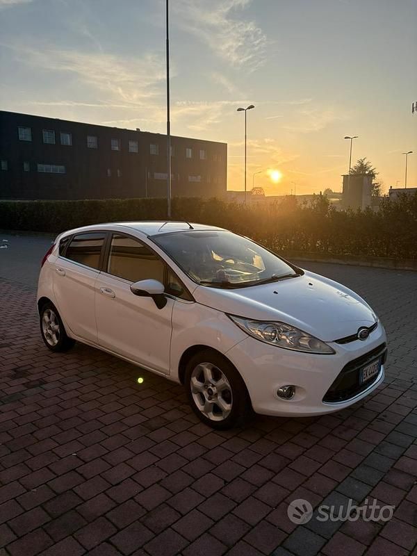 Bianco Usata 2011 Ford Fiesta Due volumi | 2500 € (Ottimo prezzo) - Immagine 1/4