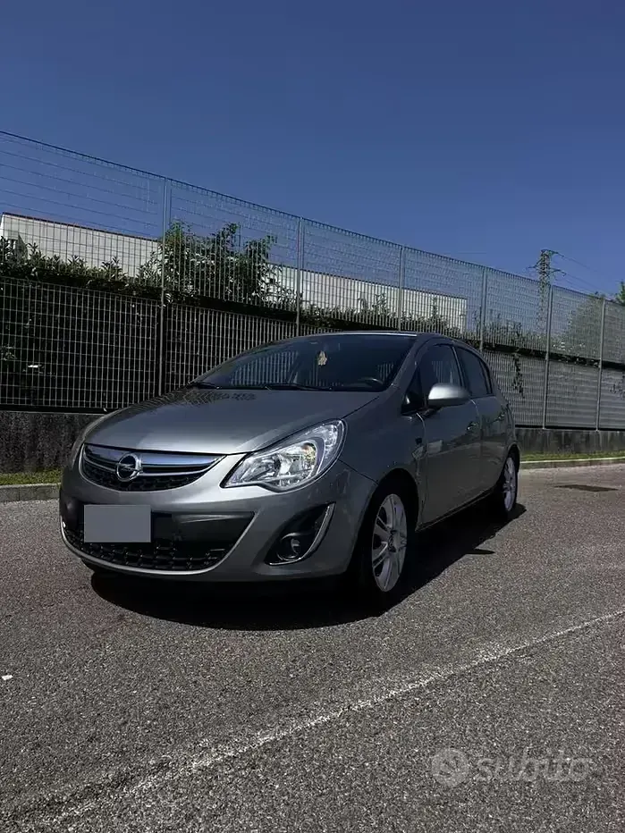 Usata Opel Corsa 85 CV (62 kW) 2012 Grigio Utilitaria