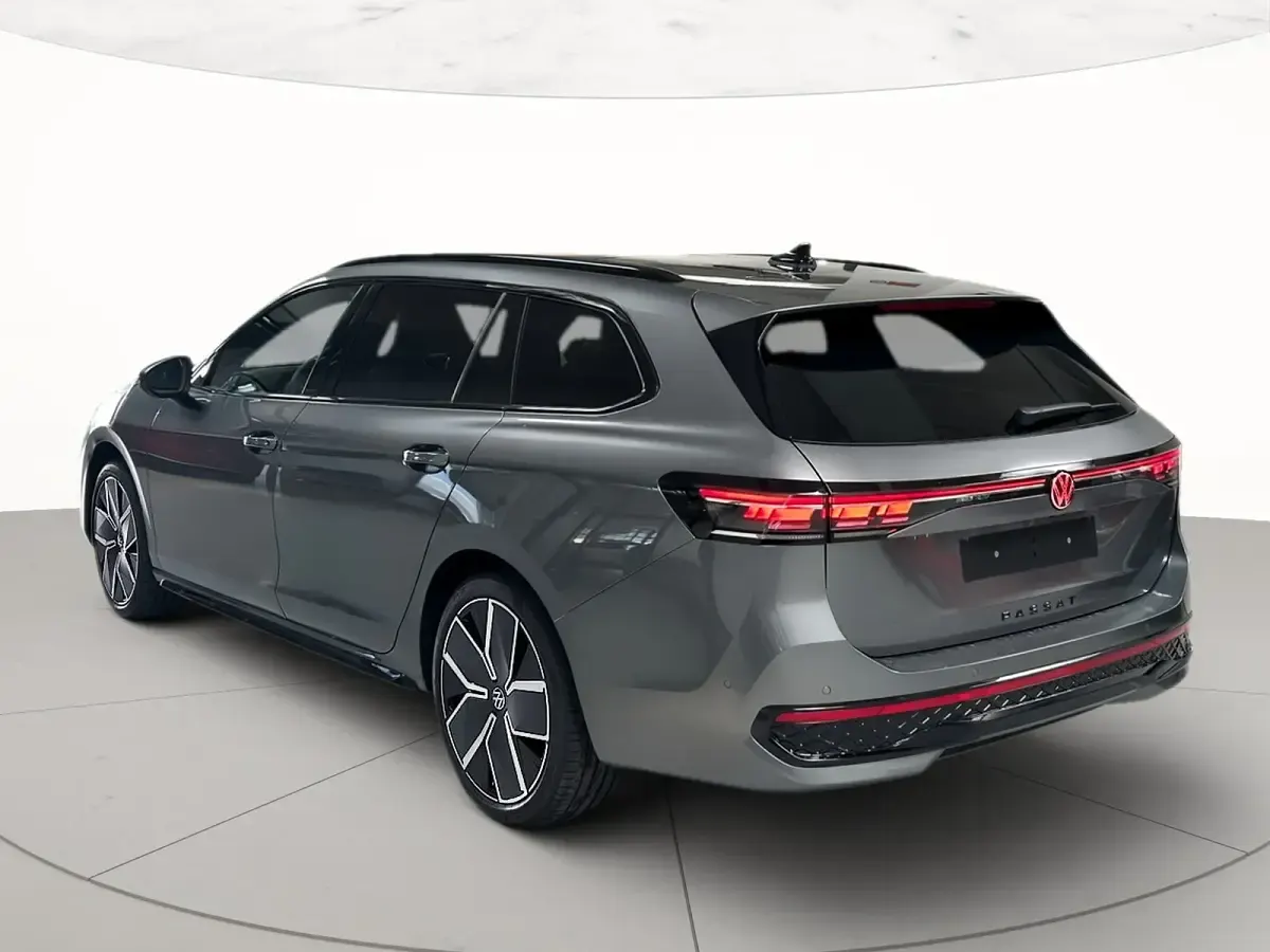 Nuova VW Passat R-line Plus 150 CV (110 kW) 2026 Diabase grey metallizzato Station wagon