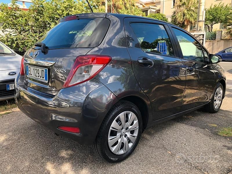 Usata Toyota Yaris Active 69 CV (50 kW) 2012 Grigio Berlina