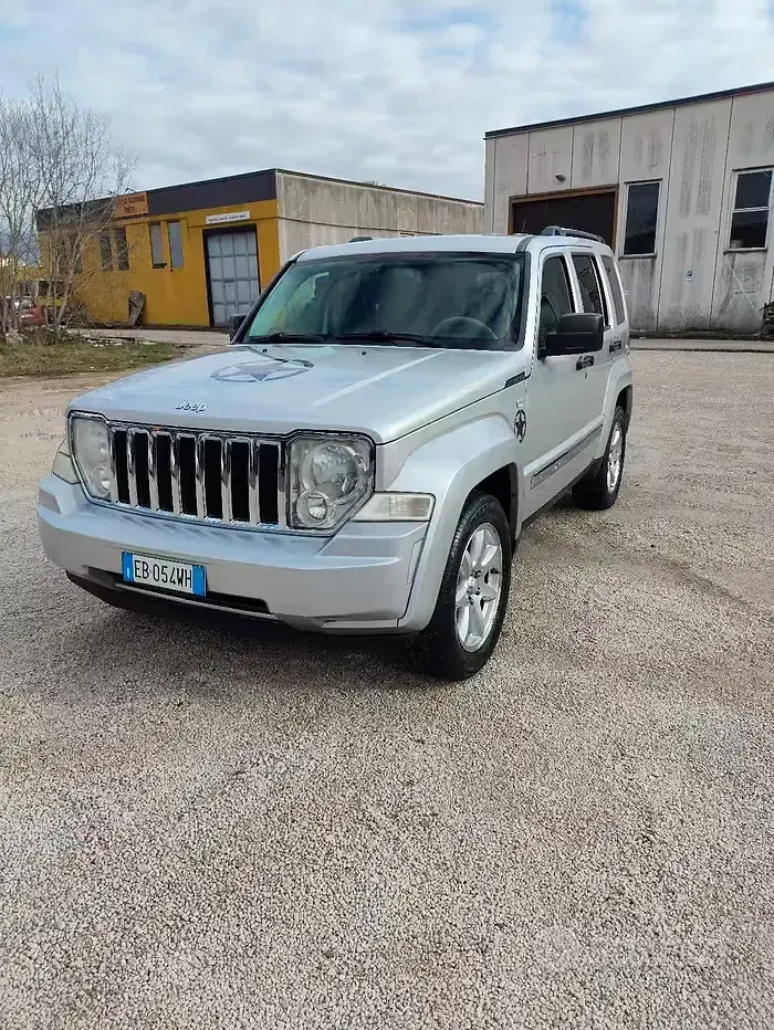 Usata Jeep Cherokee 200 CV (147 kW) 2010 Grigio SUV