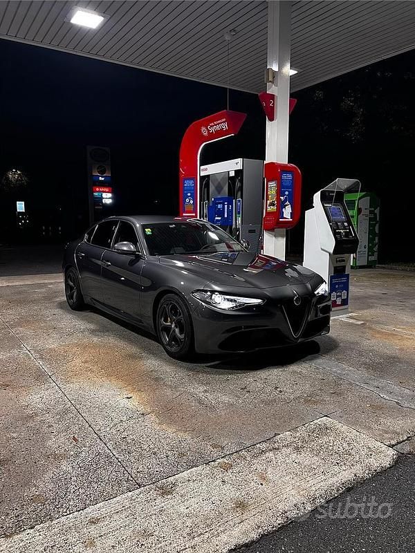 Grigio Usata 2018 Alfa Romeo Giulia Super Tre volumi | 23.900 € (Molto cara) - Immagine 1/4