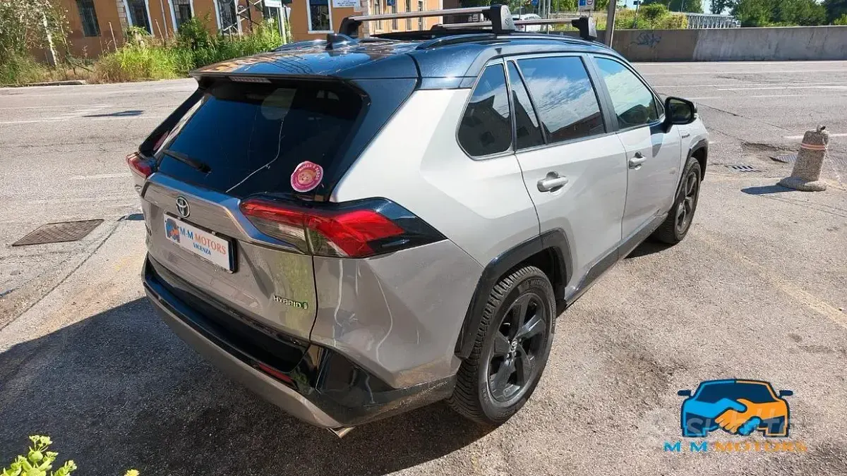 Usata Toyota RAV4 Hybrid Lounge 178 CV (130 kW) 2019 Grigio SUV