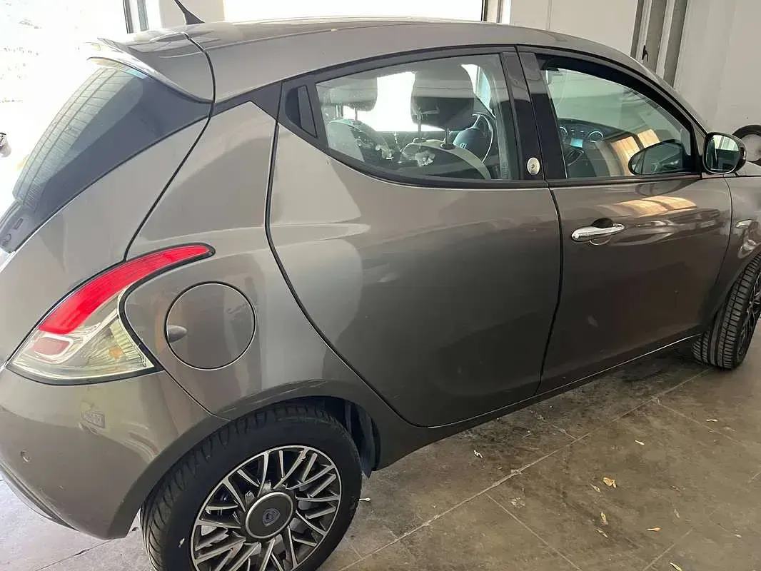 Usata Lancia Ypsilon Gold 69 CV (50 kW) 2017 Bronzo Utilitaria