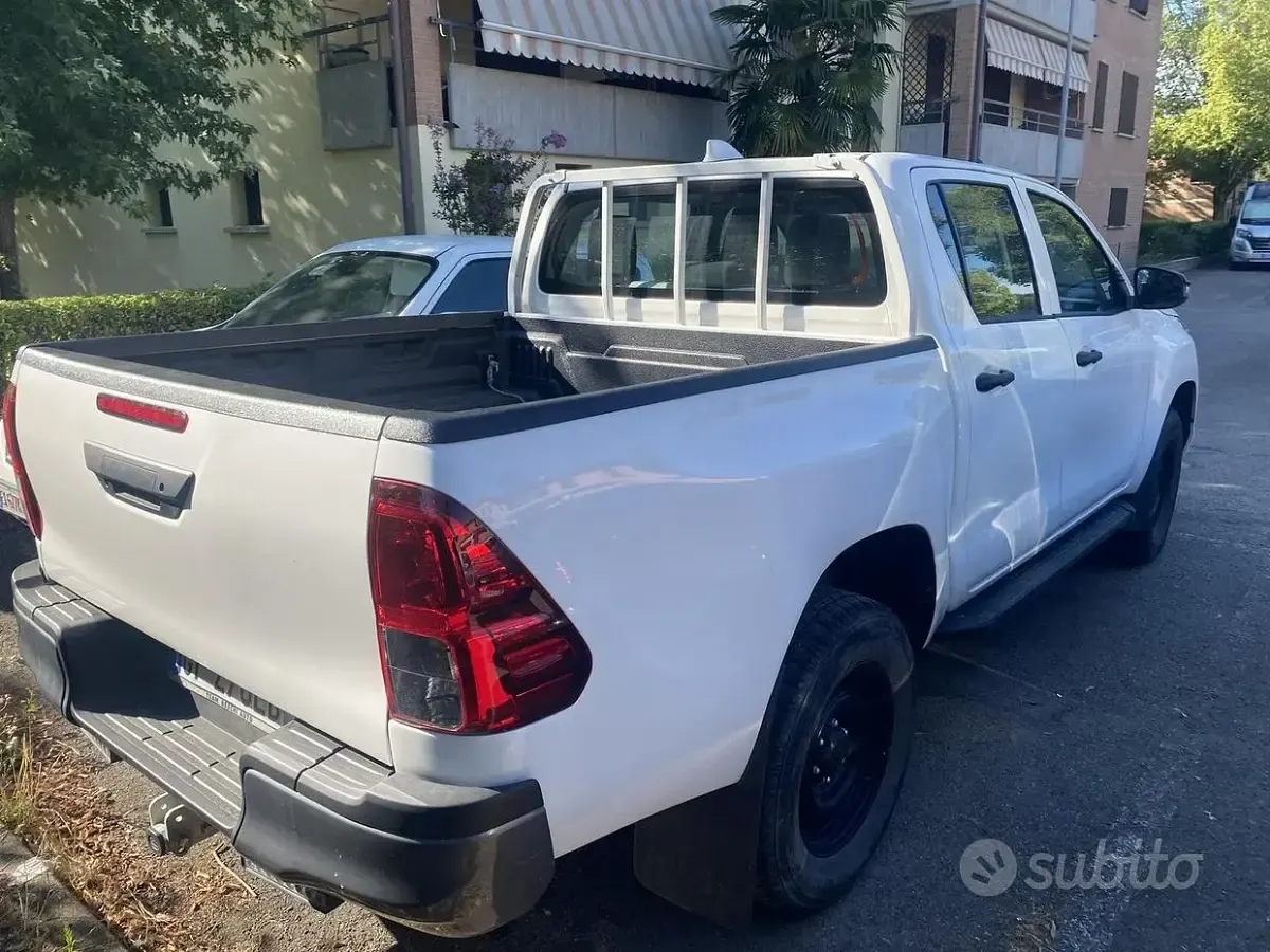 Usata Toyota HiLux 150 CV (110 kW) 2023 Bianco Pick-up