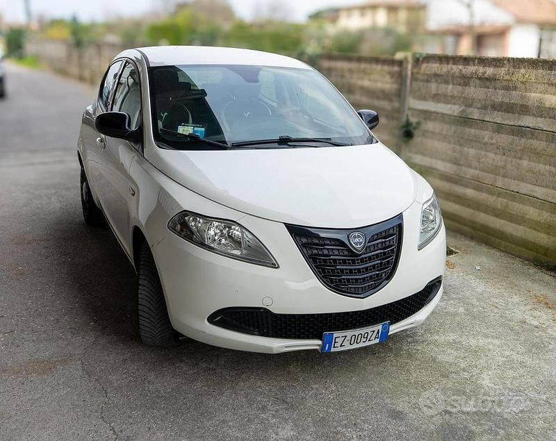 Używany Lancia Ypsilon 69 KM (50 kW) 2015 Biały Hatchback