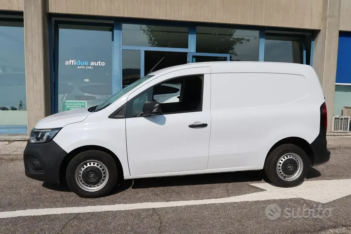 Usata Renault Kangoo 116 CV (85 kW) 2023 Bianco Monovolume