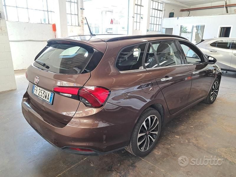 Usata Fiat Tipo Lounge 120 CV (88 kW) 2018 Marrone Station wagon