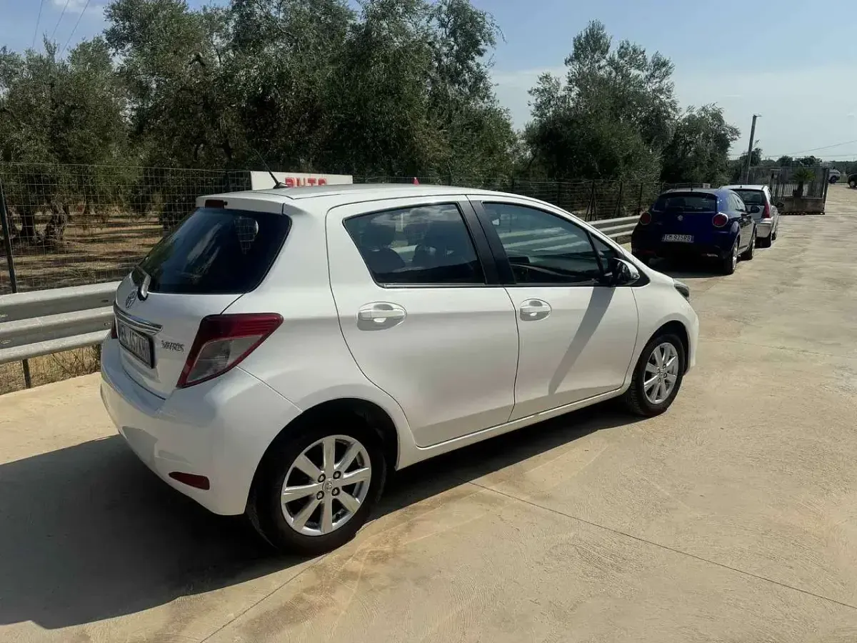 Usata Toyota Yaris Active 69 CV (50 kW) 2012 Bianco Utilitaria
