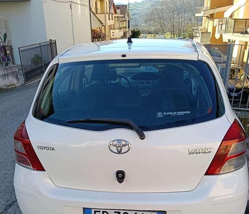 Begagnad Toyota Yaris 69 HK (50 kW) 2011 Vit Halvkombi