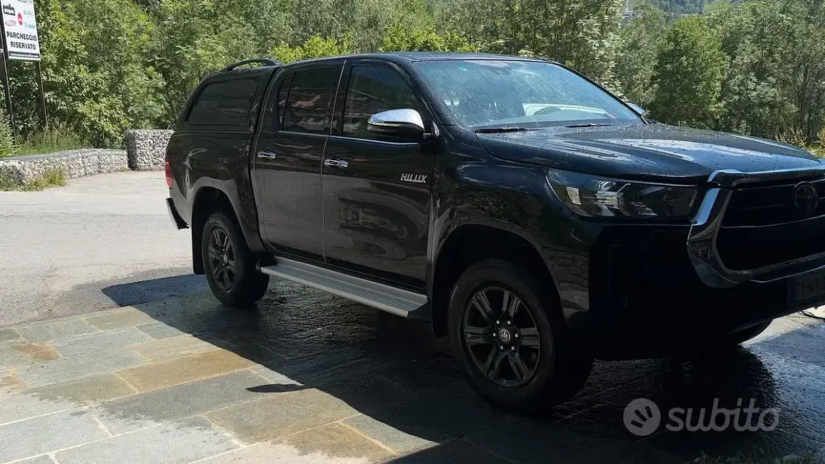 Begagnad Toyota HiLux 150 HK (110 kW) 2025 Svart Pickup
