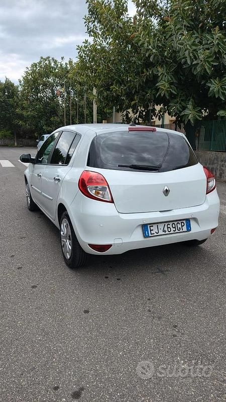 Usata Renault Clio III 75 CV (55 kW) 2011 Bianco Berlina