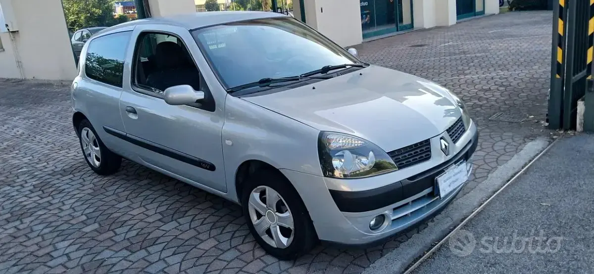 Usata Renault Clio II 75 CV (55 kW) 2004 Grigio Berlina