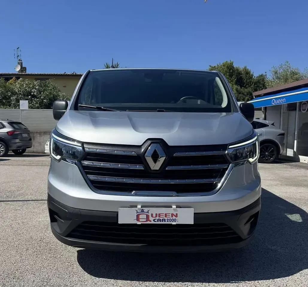 Usata Renault Trafic 150 CV (110 kW) 2023 Argento Monovolume