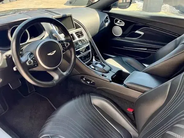 Usata Aston Martin DB11 510 CV (375 kW) 2020 Onyx black Coupé