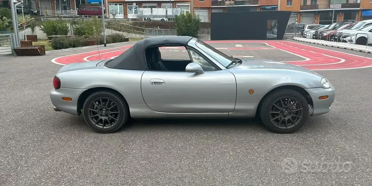 Usata Mazda MX5 110 CV (80 kW) 1998 Grigio Cabrio