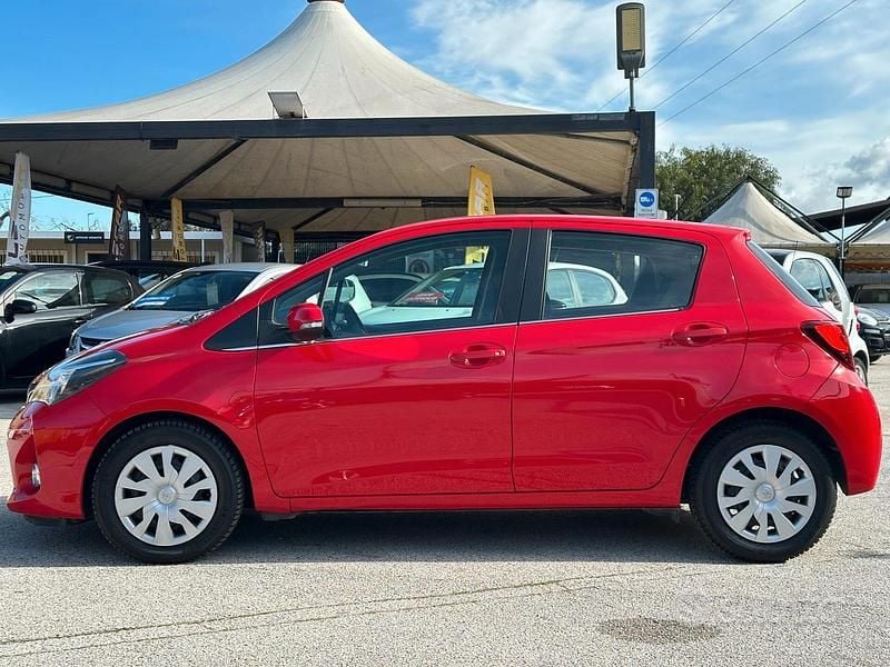 Usata Toyota Yaris Active 90 CV (66 kW) 2014 Rosso Utilitaria