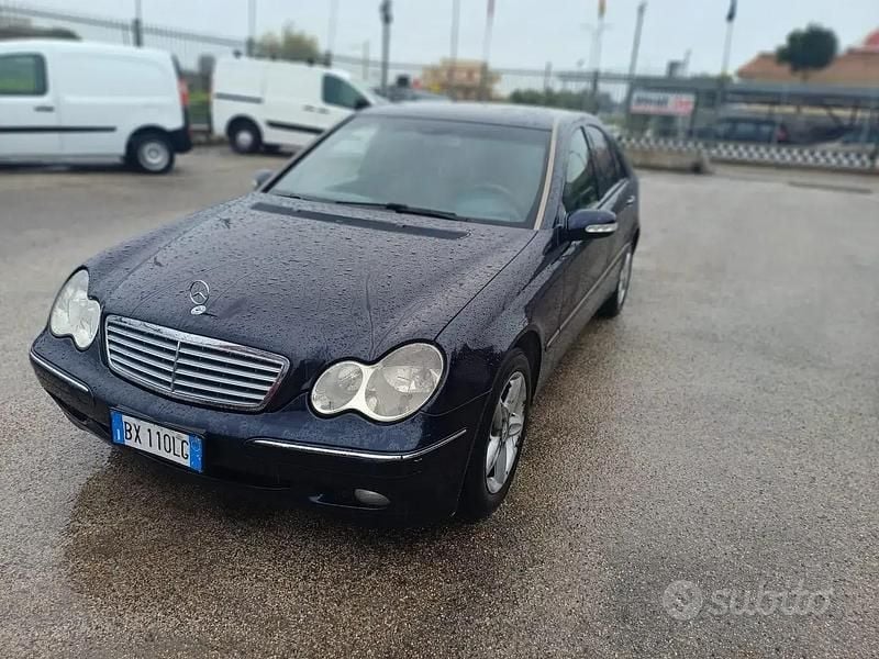 Usata Mercedes C220 125 CV (91 kW) 2001 Blu Berlina