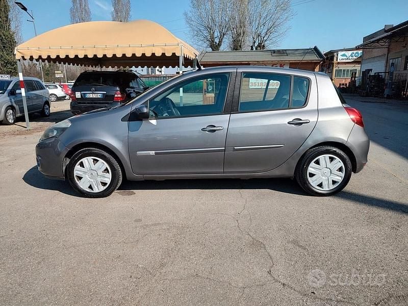 Usata Renault Clio II 75 CV (55 kW) 2009 Grigio Berlina