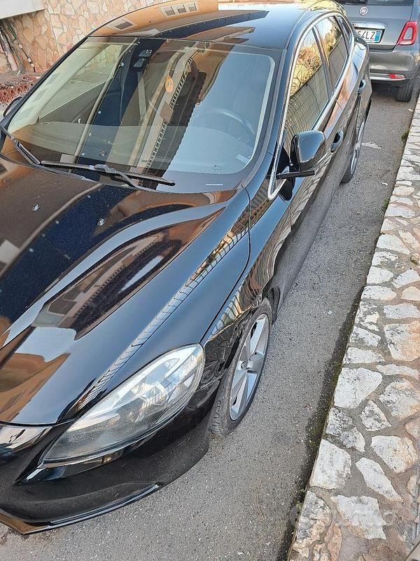 Usata Volvo V40 Momentum 2012 Nero Utilitaria