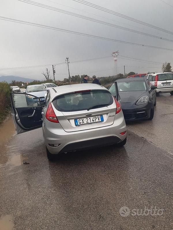Usata 2012 Ford Fiesta Tre volumi | 800 € (Super prezzo) - Immagine 1/4