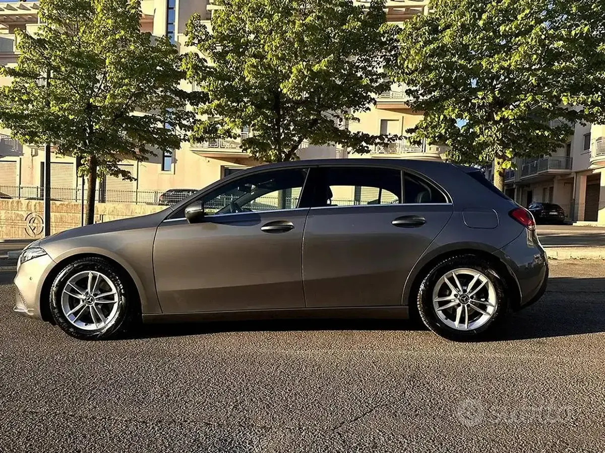 Usata Mercedes A180 Business 116 CV (85 kW) 2019 Grigio Berlina