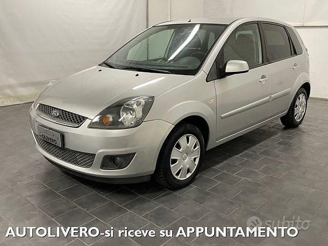 Usata Ford Fiesta 90 CV (66 kW) 2007 Grigio Utilitaria