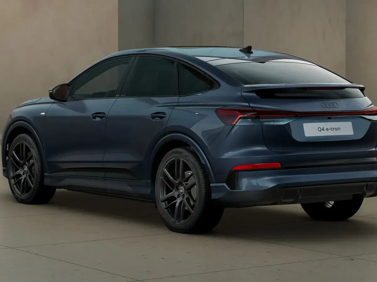 Nuova Audi Q4 Sportback e-tron Business 2026 Blu plasma metallizzato SUV