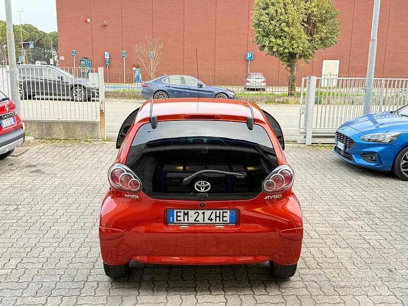 Usata Toyota Aygo 67 CV (49 kW) 2012 Arancione Utilitaria