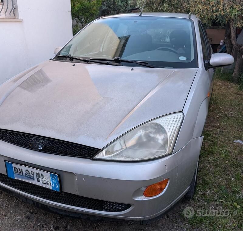 Usata 2001 Ford Focus Tre volumi | 1500 € (Buon prezzo) - Immagine 1/4