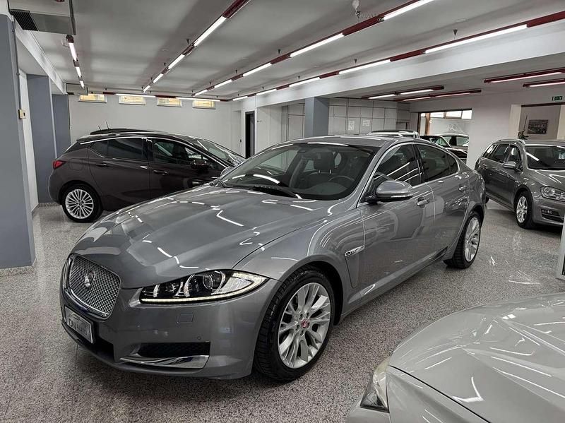 Grigio Usata 2014 Jaguar XF Luxury Tre volumi | 10.990 € (Buon prezzo) - Immagine 1/4