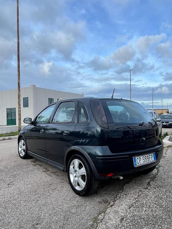 Usata Opel Corsa 68 CV (50 kW) 2005 Verde Utilitaria