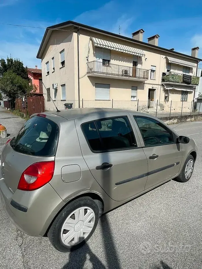 Usata Renault Clio II 75 CV (55 kW) 2006 Berlina