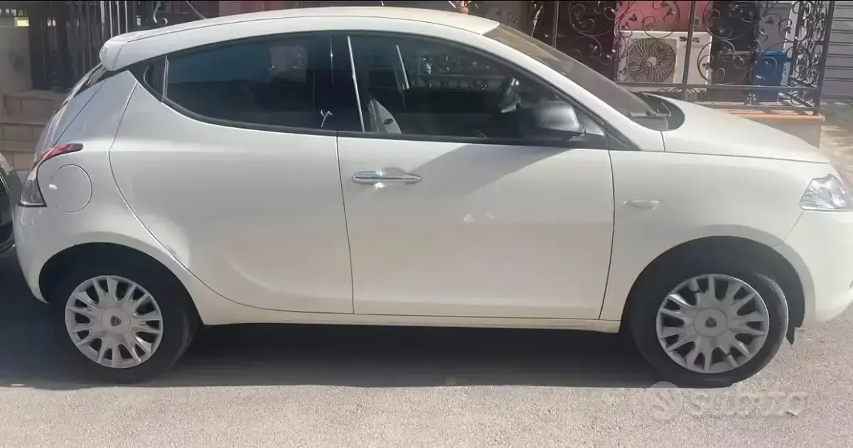 Usata Lancia Ypsilon 95 CV (69 kW) 2014 Bianco Utilitaria