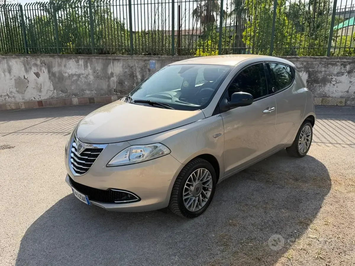 Usata Lancia Ypsilon 69 CV (50 kW) 2012 Marrone Utilitaria