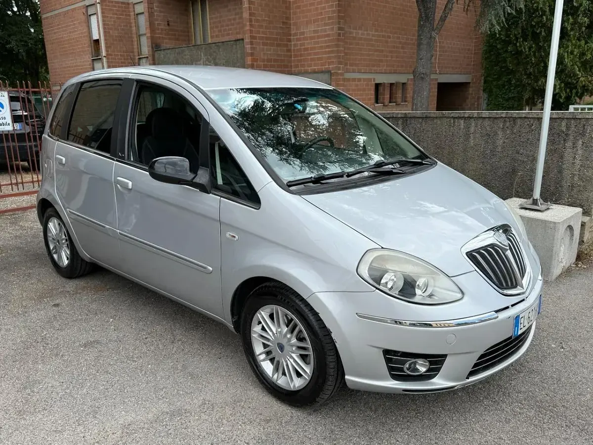 Usata Lancia Musa Gold 95 CV (69 kW) 2012 Grigio Monovolume