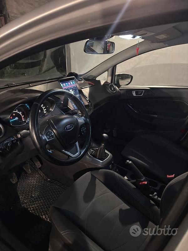 Usata Ford Fiesta 95 CV (69 kW) 2016 Grigio Utilitaria