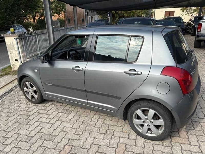 Usata Suzuki Swift GLX 69 CV (50 kW) 2005 Grigio(met.) Utilitaria