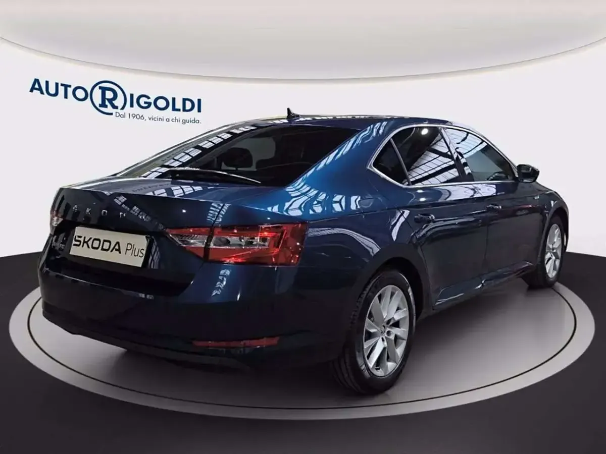 Usata Skoda Superb Executive 150 CV (110 kW) 2023 Blu lava metallizzato Berlina