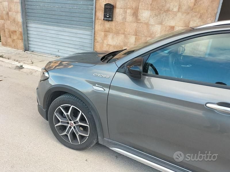 Usata Fiat Tipo Cross 130 CV (95 kW) 2022 Grigio Berlina