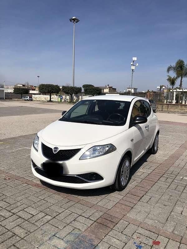 Usata Lancia Ypsilon Gold 69 CV (50 kW) 2017 Bianco Utilitaria