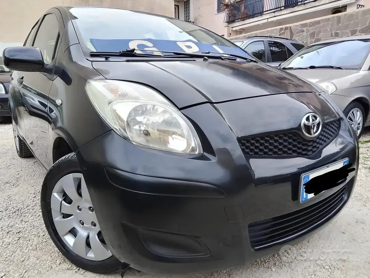 Usata Toyota Yaris 69 CV (50 kW) 2010 Nero Utilitaria