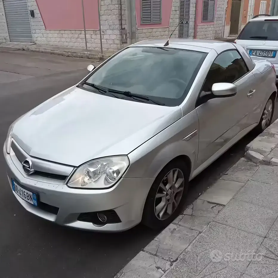 Usata Opel Tigra 69 CV (50 kW) 2006 Grigio Cabrio