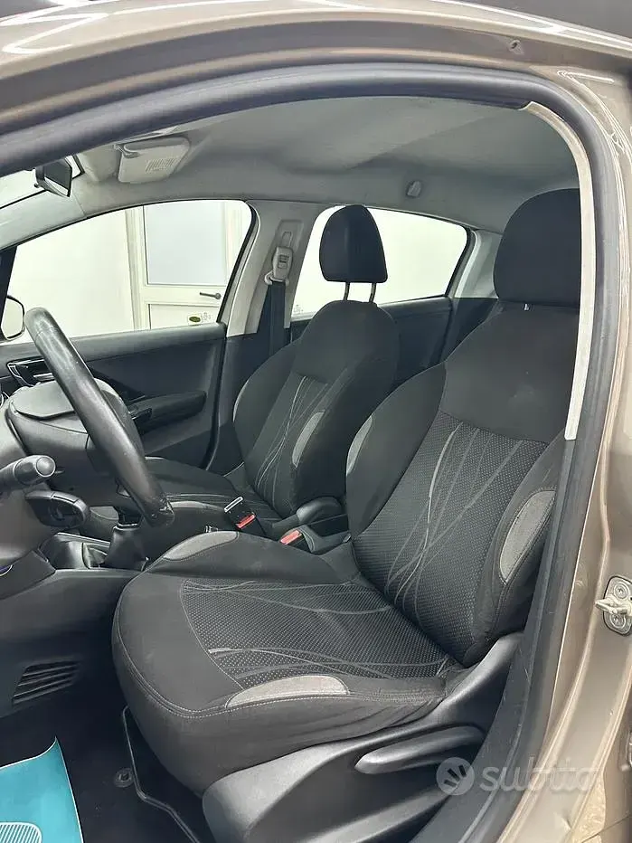 Usata Peugeot 208 Active 68 CV (50 kW) 2012 Grigio Utilitaria