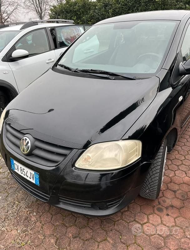 Begagnad VW Fox 54 HK (39 kW) 2005 Svart Halvkombi