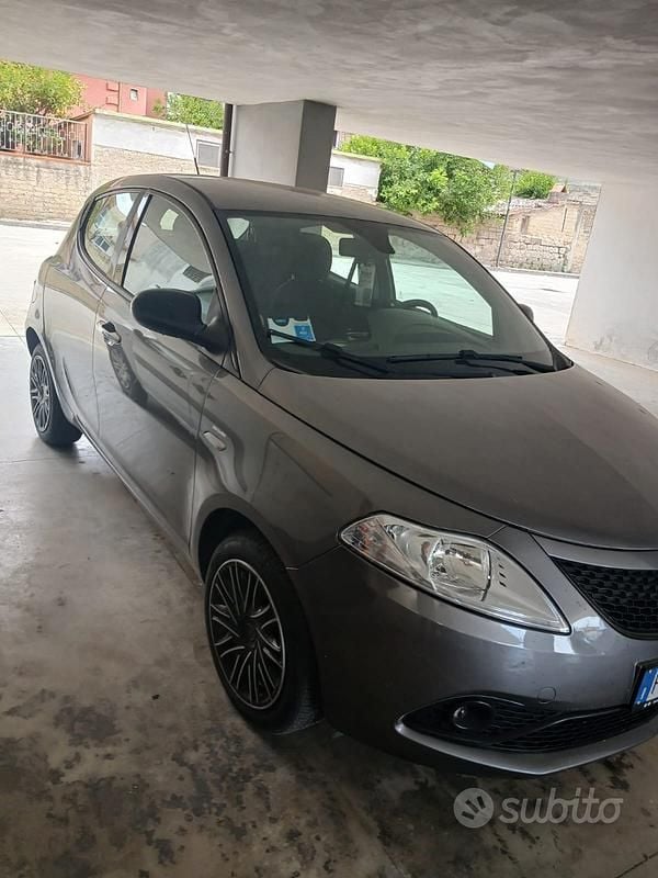 Usata Lancia Ypsilon 69 CV (50 kW) 2018 Grigio Utilitaria