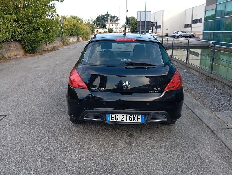 Usata Peugeot 308 Active 111 CV (81 kW) 2011 Nero Berlina