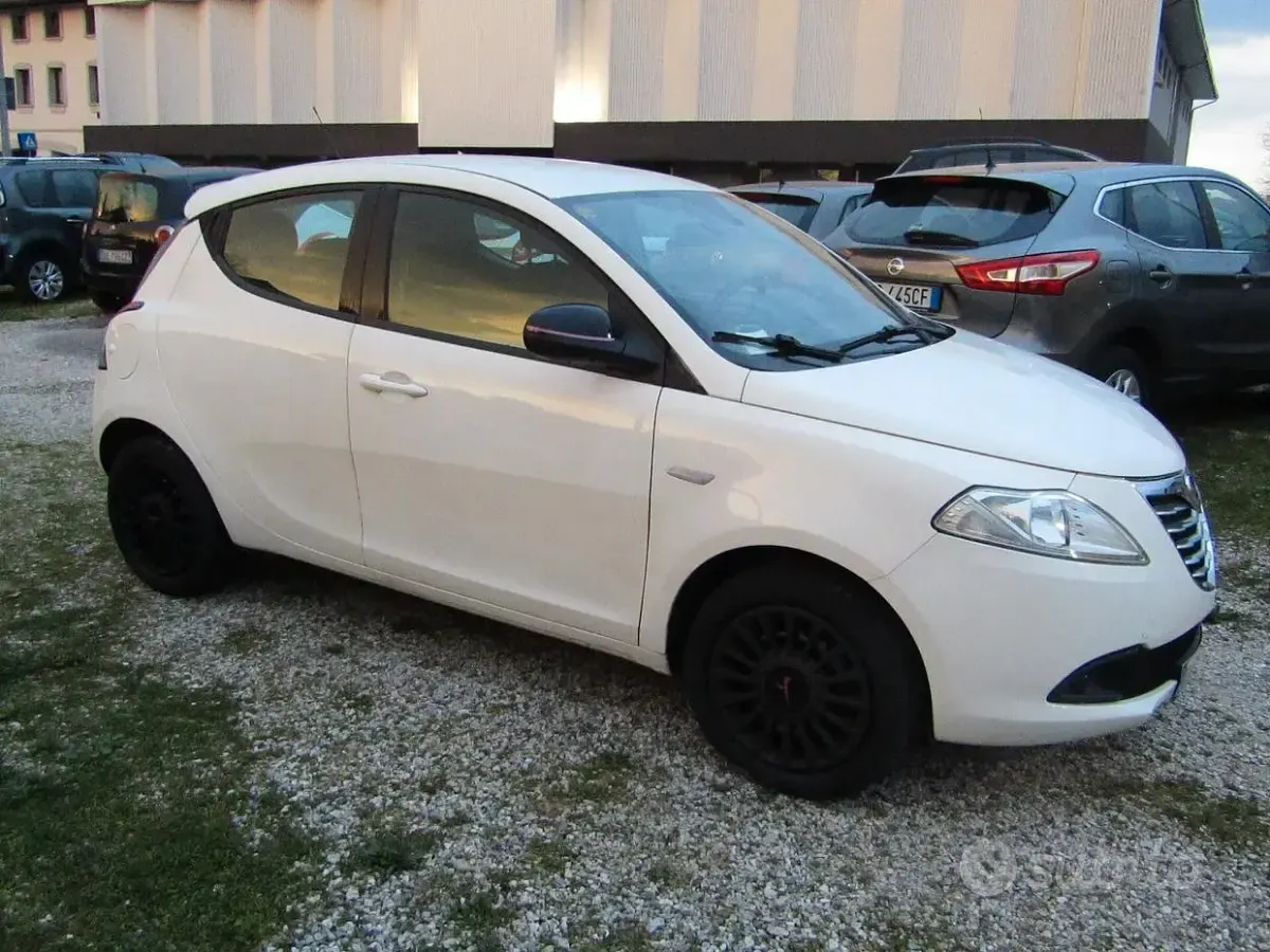 Usata Lancia Ypsilon Silver 69 CV (50 kW) 2013 Bianco Utilitaria